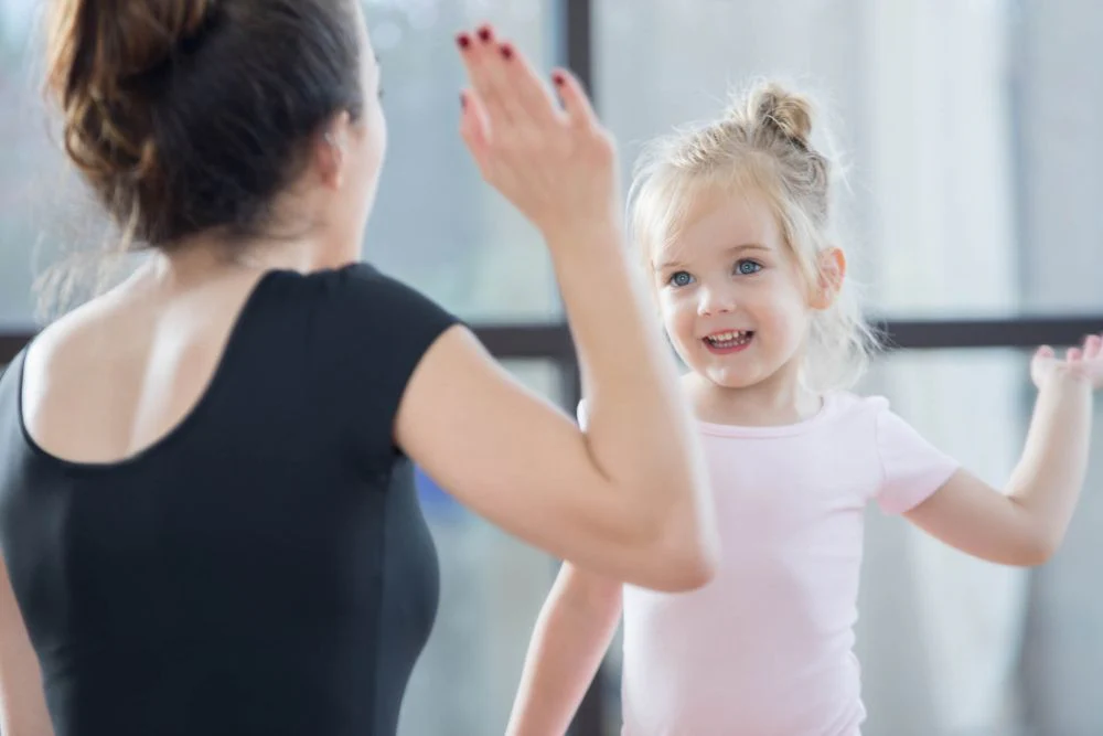 Moment de complicité entre parent et enfant, illustrant l’importance de l’attention positive